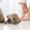 Moteris nusiavusi nudėvėtus aukštakulnius laiko skaudamą kulną